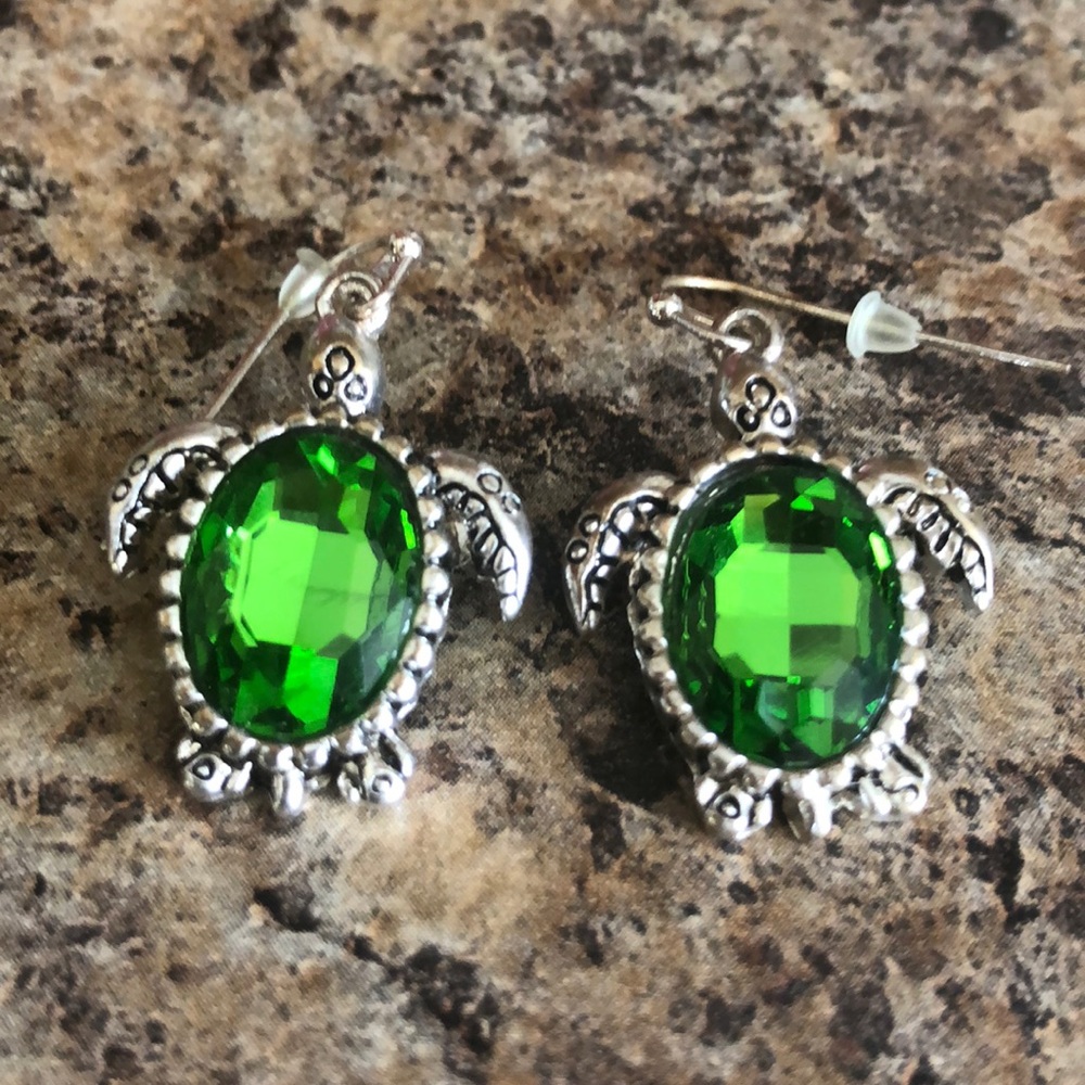Green jeweled turtle earrings! 🐢💚